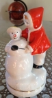 Фарфоровая статуэтка Ребенок лепит снеговика