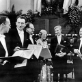 Нобелевские лауреаты 1964 г. (слева направо): Ч.Х. Таунс, А.М. Прохоров, Н.Г. Басов (все по физике), Д. Кроуфут-Ходчкин, К.Э. Блох, Ф. Линеен