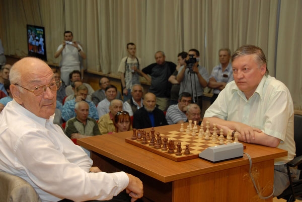 Виктор Корчной (слева) и Анатолий Карпов (справа) .