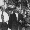 Глава НКВД Николай Ежов (слева), Максим Горький (в центре), нарком НКВД Генрих Ягода (справа) 