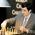 Владимир Крамник — российский шахматист, 14-й чемпион мира по версии ПША (2000—2006), чемпион мира по версии ФИДЕ в 2006—2007 годах.