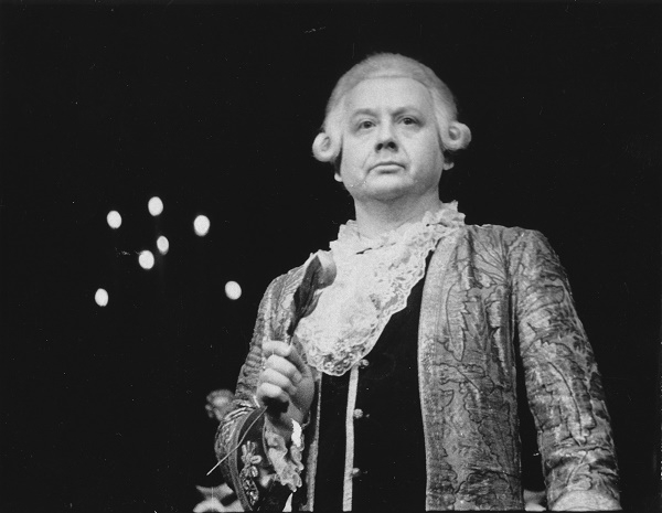 Фото: Роль Сальери в исполнении Олега Табакова в спектакле Амадей на сцене МХАТ. 