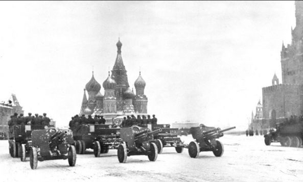 Фото: Артиллерия на параде в Москве 7 ноября 1941 года