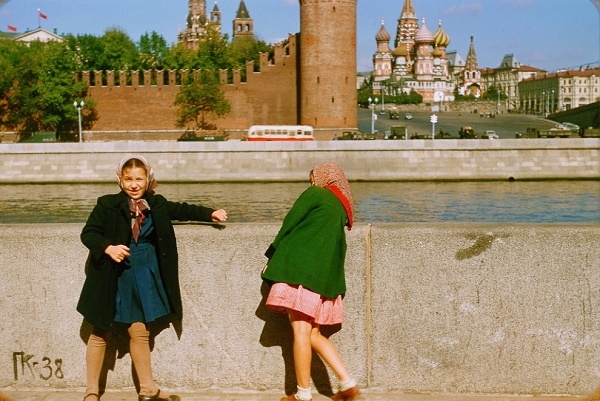 Фото: Советские школьницы на фоне Кремля. Жак Дюпакье. Путешествие по СССР. 