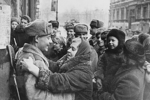 Фото: Жители осажденного Ленинграда приветствуют бойцов, прорвавших блокаду, 1943 год