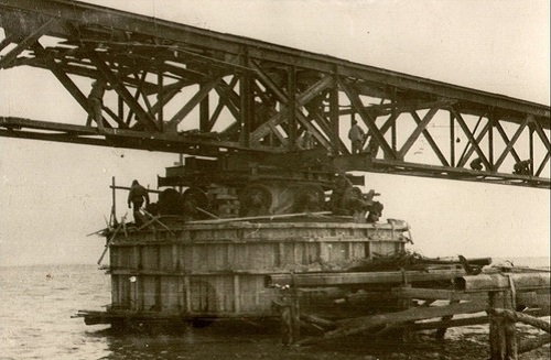 Фото: Мост через Керченский пролив в СССР, 1944 год