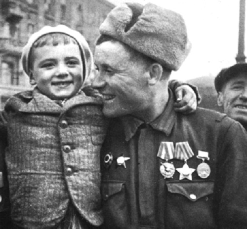 Фото: Радость Дня Победы. 9 мая 1945 года