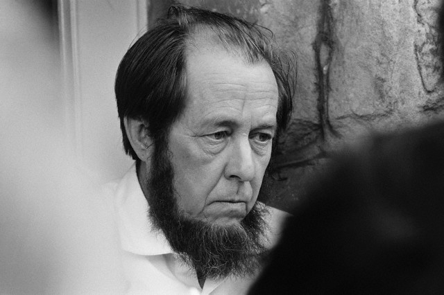 Фото:  Солженицин снова в опале.