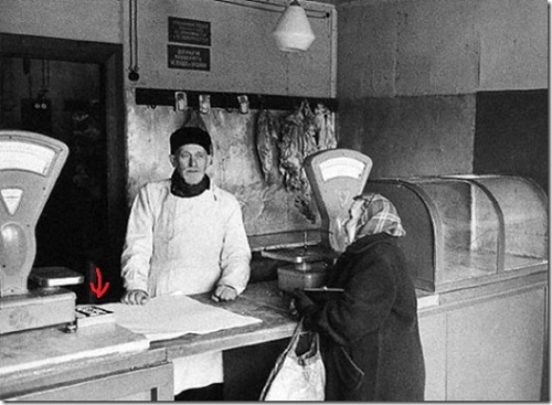 Фото: Советский магазин. Счеты. Товара нет.