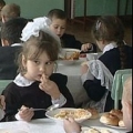 Первоклашки в советской школьной столовой