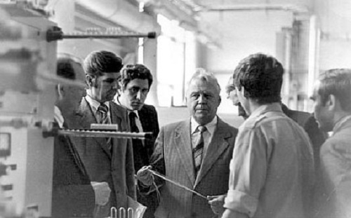 Фото: Политический деятель СССР Е. К. Лигачев на одном из томских предприятий, 1982 год