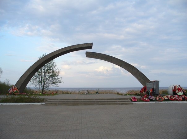 Фото: Монумент «разорванное кольцо» - в память о прорыве блокады Ленинграда