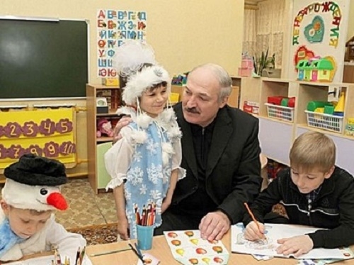 Фото: Президент Беларуси Александр Григорьевич  Лукашенко в одном из детских домов