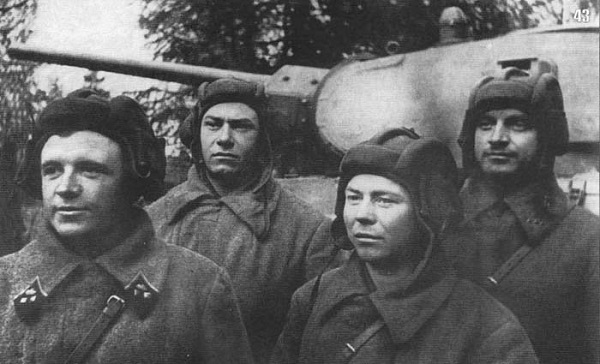 Фото: Танковый ас ВОВ Дмитрий  Лавриненко (первый слева) со своим танковым экипажем