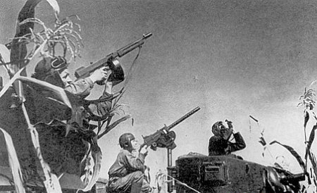 Фото: Северный Кавказ 1943 год. Советский экипаж танка готовится к отражению воздушной атаки.