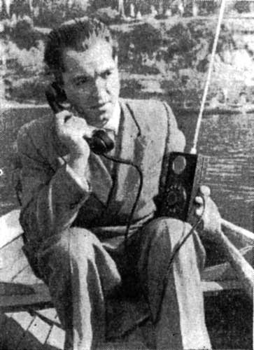 Фото: Инженер Леонид Куприянович демонстрирует возможности мобильного телефона. Наука и жизнь, 1958 год