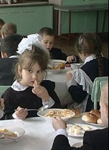 Фото: Первоклашки в советской школьной столовой