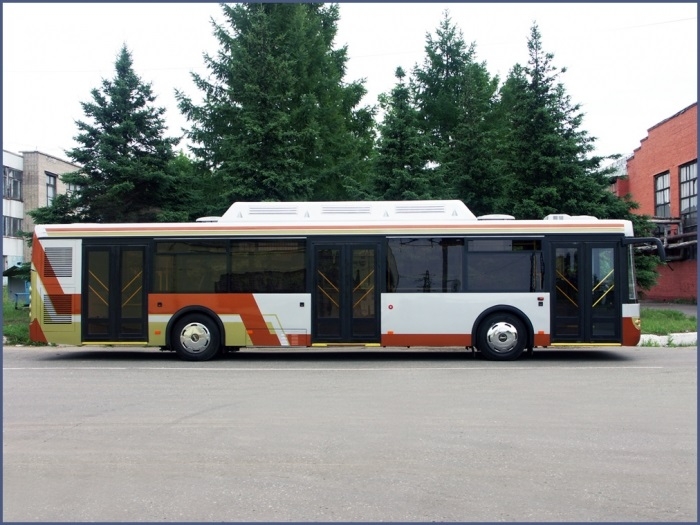 Фото: Современный низкопольный автобус ПАЗ-3237 с двигателем, работающем на дизельном топливе