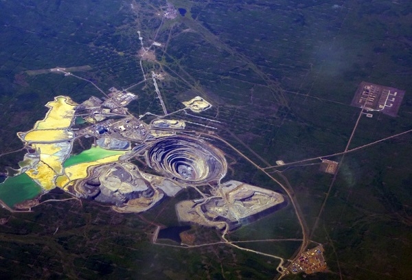 Фото: Одно из самых крупных месторождений алмазов в мире. Кимберлитовая трубка Мирный.