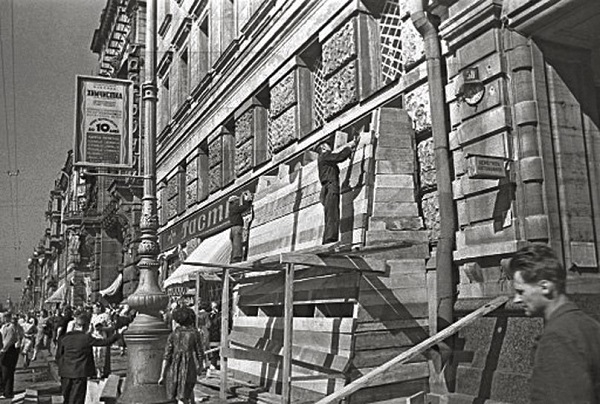 Фото: Укрытие фасадов памятников архитектуры блокадного Ленинграда, 1941 год