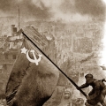 Алексей Берест воздвигает знамя над Рейхстагом
