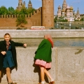 Советские школьницы на фоне Кремля. Жак Дюпакье. Путешествие по СССР. 