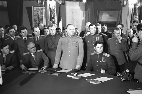 Фото: Маршал Советского Союза Г.К. Жуков во главе советской делегации на церемонии подписания безоговорочной капитуляции Германии