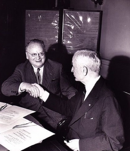 Фото: М. М Литвинов (нарком иностранных дел СССР) и президент США Ф.Д.Рузвельт. Подписание дип. соглашения.