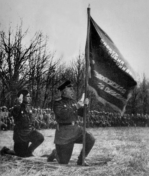 Фото: Принесение гвардейской клятвы в 75-ой стрелковой дивизии, 1943 год