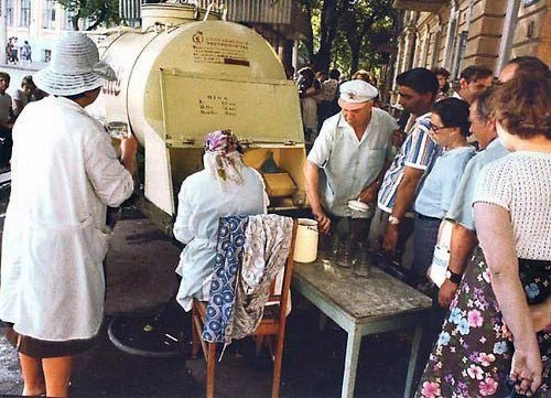 Фото: Покупка разливного кваса в СССР. Из бочки в бидон.