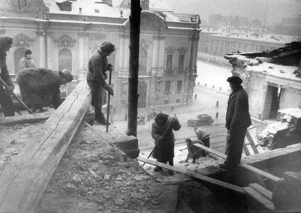 Фото: Попадание снаряда в здание Зимнего дворца Эрмитажа в годы блокады Ленинграда