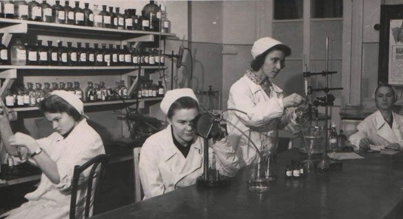 Фото: Приготовление лекарств в советской аптеке
