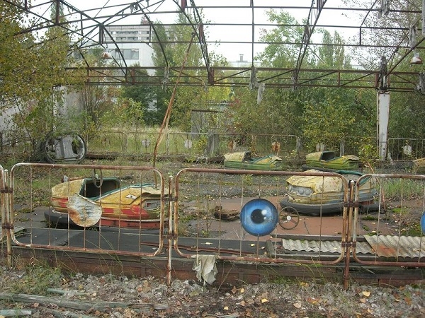 Фото: Заброшенный детский парк с аттракционами в Припяти, 2009 год