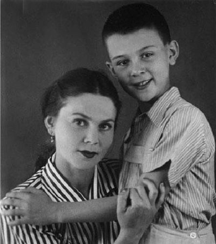 Фото: Муслим Магомаев с мамой, 1949 год