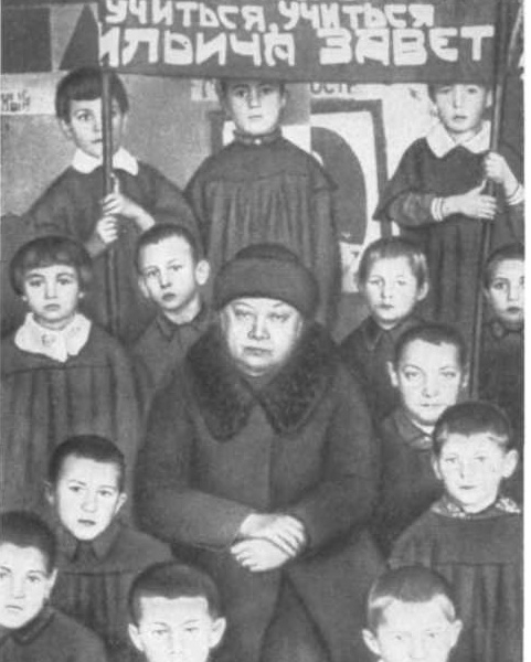 Фото: Н. К. Крупская лично брала шефство над многими детскими организациями