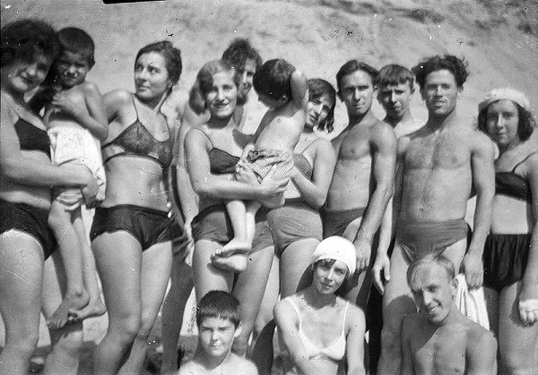 Фото: Группа советских отдыхающих в купальниках
