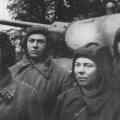 Танковый ас ВОВ Дмитрий  Лавриненко (первый слева) со своим танковым экипажем