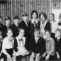 Школьная пионервожатая в окружении  учащихся, 1978 год