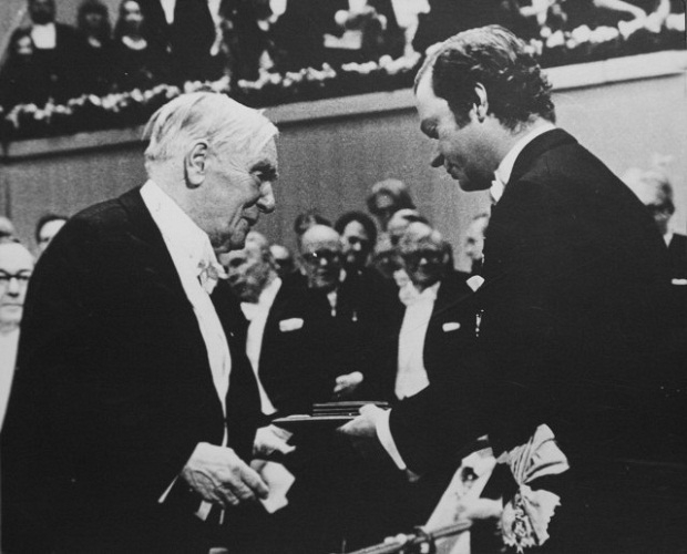 Фото: 1978 год - П.Л.Капица получает Нобелевскую премию
