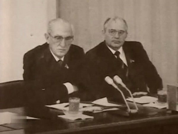 Фото: Действующий и будущий генсеки ЦК КПСС  СССР Ю.В. Андропов и М.С. Горбачев, 1982 год