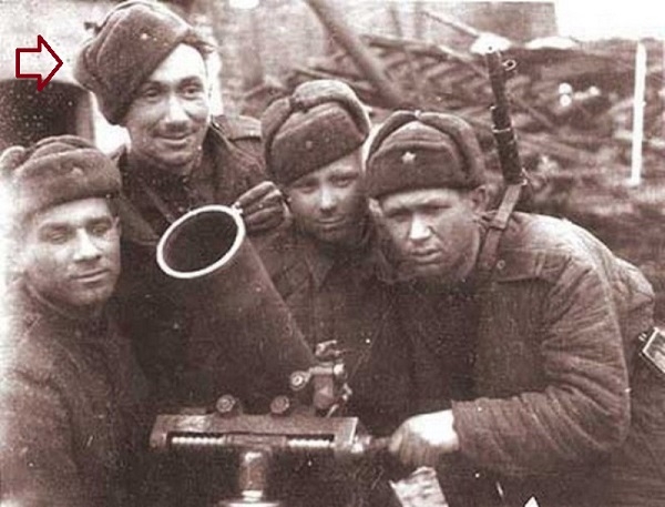 Фото: Алексей Смирнов , актер- фронтовик со своими боевыми товарищами артиллеристами, 1942 год