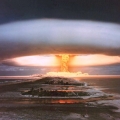 Имея те же поражающие факторы, что и у ядерного оружия, термоядерное оружие имеет намного бо́льшую возможную мощность взрыва.