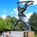 Памятник герою Сказки о военной тайне Гайдара Мальчишу-Кибальчишу открыт на Воробьевых горах в Москве в 1972г.
