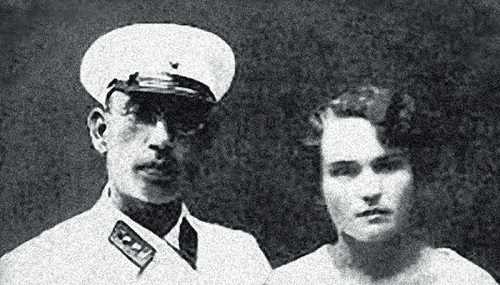 Фото: Молодой командир красной армии Власов с женой Анной, 1926 год