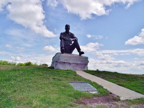 Фото: Памятник В. Шукшину на его родине. Алтай. Гора Пикет. 2004 год
