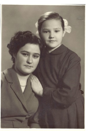 Шапошникова (Юрченко) Валентина Алексеевна с сестрой Галиной.
