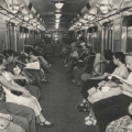 В московском метро 1955 год. Повседневная мода в СССР 50х