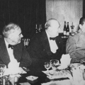 Банкет на Ялтинской конференции. В кадре Рузвельт, Черчилль и Сталин