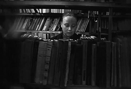 Фото: Актриса Евгения Глушко в роли целеустремленной библиотекарши Веры. Влюблен по собственному  желанию, 1982 год