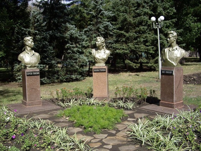 Фото: Памятник молодогвардейцам в сквере имени Молодой гвардии, Луганск, Украина, 2009 год